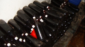60.000 de sticle cu alcool contrafăcut au fost descoperite într-un depozit din Vatra