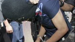 Poliţiştii britanici au arestat 12 persoane bănuite de comiterea unor acte teroriste 