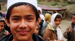 Părinţii din Afganistan îşi hrănesc copiii cu droguri, în loc de ciocolată 