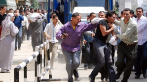 Cel puţin 500 de oameni au fost arestaţi în urma protestelor din Cairo 