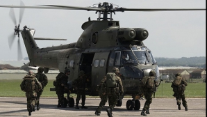 Marea Britanie suprimă 11.000 de posturi în armată