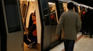 Sinucidere la metroul din Bucureşti: o tânără s-a aruncat în faţa trenului