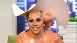 Lady Gaga, într-un prezervativ uriaş VEZI FOTO