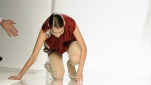 Defilare complet eşuată din cauza tocurilor cui VIDEO