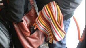 Un tânăr a fost surprins de camerele de luat vederi, în timp ce fura bani 