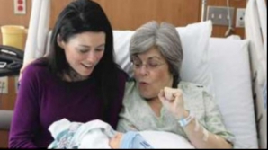O femeie de 61 de ani din Illinois şi-a născut propriul nepot