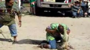 Un crocodil îl muşcă de cap pe dresor în timpul unui spectacol VIDEO