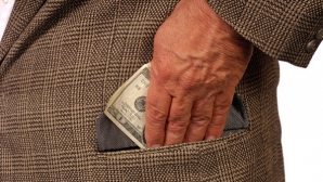 Un avocat din Leova a fost reţinut de ofiţerii Anticorupţie pentru trafic de influenţă