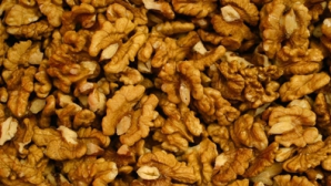 Riscă 7 ani de închisoare pentru că au furat 2 tone de miez de nucă