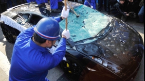 Furie chinezească. Și-a distrus Lamborghini-ul cu un ciocan