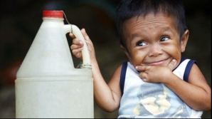 Cel mai mic om din lume, cât o sticlă de lapte, intră în Cartea Recordurilor VEZI FOTO