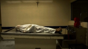 Nebunie curată: Trăieşte cu cadavrul fratelui în casă VEZI VIDEO