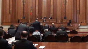 Deputaţii se întrunesc în şedinţă plenară