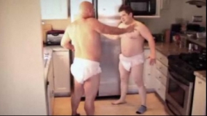 Doi bărbaţi cu scutece îi imită pe bebeluşii certăreţi  VEZI VIDEO