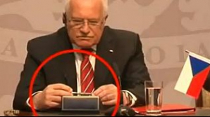 Cum fură un preşedinte! Şeful statului ceh şterpeleşte un pix VIDEO