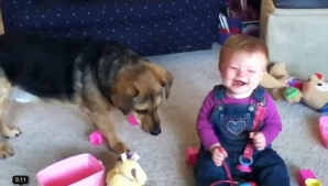 Bebeluşul care se prăpădeşte de râs de bulele de săpun VIDEO