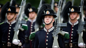 Gărzile regelui Norvegiei s-au ascuns sub pat în timpul unei alarme