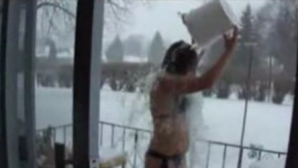 O rusoaică face duş cu gheaţă în mijlocul iernii, pe terasă