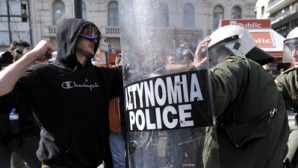 Atena: Protestele şomerilor au degenerat în ciocniri cu forţele de ordine