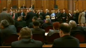 "Idioți" în Parlament! 42 de comuniști au blocat tribuna Legislativului
