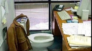 Toaletele publice din Curtea de Apel Craiova, transformate în birouri