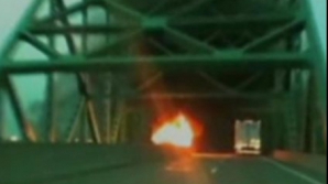 Torţă pe roţi pe o autostradă din SUA VEZI VIDEO