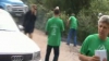 SCANDAL Drumari îmbrăcaţi în tricouri PLDM. PL şi PNL acuză că fac electorală pe bani publici