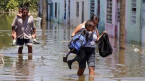 Inundații în Japonia: Zeci de maşini acoperite de ape, iar firele electrice rupte de vânt 