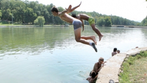 Fug de aerul poluat al Capitalei şi vin să se scalde în apa murdară a Nistrului 