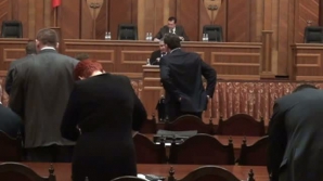 Şedinţă de Parlament cu scaune libere, deputaţi nemulţumiţi şi "schimburi călduroase de complimente"