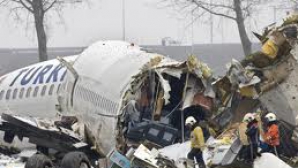 Zece persoane au murit după ce un avion s-a prăbuşit lângă New Delhi 