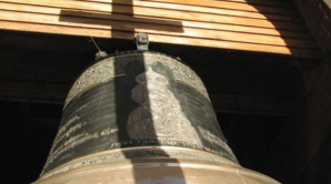 Made in Moldova: Un preot a dat la fier vechi clopotele bisericii şi a pus în loc butelii de gaz