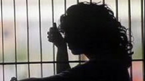 Şi-a ucis mama, apoi i-a dat foc