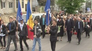 În tricouri cu slogane electorale, membrii PD au organizat un marș, un concert și o masă festivă  pentru veterani 