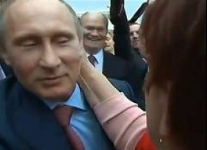 O rusoaică l-a sărutat cu forţa pe Vladimir Putin VEZI VIDEO