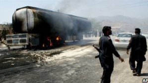 Pakistan: Cel puţin 15 oameni au murit după ce un tanc petrolier al forţelor NATO a explodat