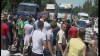 Scandal la "Calea Basarabiei": Peste 200 de comercianţi au blocat strada VIDEO