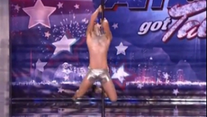 Bărbatul care întrece orice femeie la dansul la bară! VEZI VIDEO