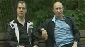 Medvedev şi Putin s-au plimbat cu bicicletele şi au jucat badminton