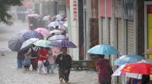 China: 1 persoană a murit şi altele 16 sunt date dispărute în urma ploilor torenţiale