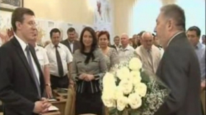 Chirtoacă întâmpinat cu flori şi aplauze la Primărie. Vezi ce i-au urat colegii  VIDEO