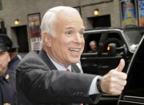 John McCain a ajuns la Chişinău. Avionul acestuia "a fost ascuns" de ochii jurnaliştilor 