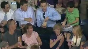 Un suporter a prins mingea de baseball în paharul cu bere VIDEO!