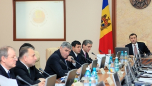  Franzeluţa înconjurată de pază înarmată. Filat "se teme" să nu vină cu automatele şi pe holul Guvernului