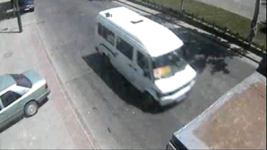 (VIDEO) Accident în Capitală: Un microbuz de pe ruta 180 a intrat într-un camion