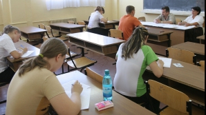 Încălcările continuă și la sesiunea suplimentară de BAC. 10 telefoane mobile au fost ridicate de la absolvenți