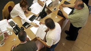 Revista presei: Băncile internaţionale încep disponibilizări masive 