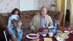 Putin în vizită la fetiţa care i-a cerut acum 3 ani o rochie de cenuşăreasă