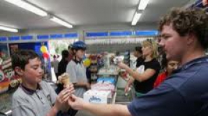 Canicula a crescut consumul de băuturi şi îngeţată