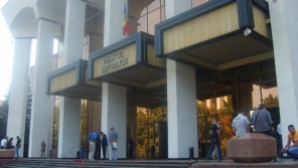 Scandalul cu uşa continuă! Ghimpu: Propun în genere să o scoatem